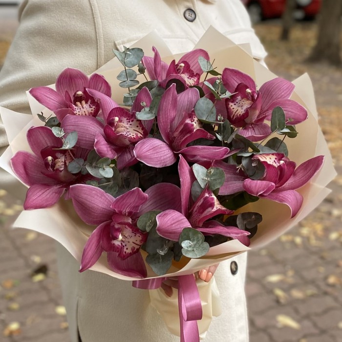 Букет из темно-розовой орхидеи с эвкалиптом